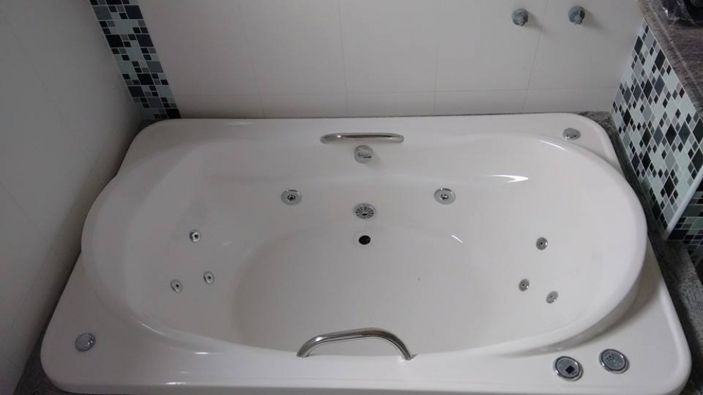 Alpínia LINHA RETANGULAR Banheira com estaque na largura, ótimo aproveitamento do leito com cabeceira de ambos os lados e drenagem lateral, disponível em 2 medidas.

Acomoda 1 ou 2 pessoas.

Os cascos de nossas banheiras, spas e ofurôs são fabricados em fibra de vidro com resina e acabamento em gel naval, onde, possui resistência a raios UV, produtos químicos e manchas, facilita a limpeza e a manutenção.