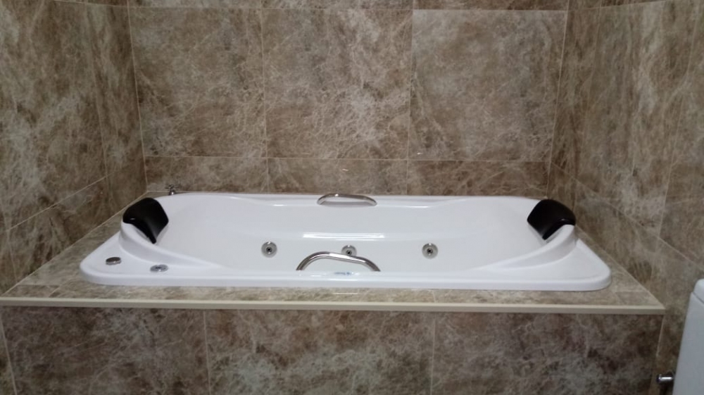 Alpínia LINHA RETANGULAR Banheira com estaque na largura, ótimo aproveitamento do leito com cabeceira de ambos os lados e drenagem lateral, disponível em 2 medidas.

Acomoda 1 ou 2 pessoas.

Os cascos de nossas banheiras, spas e ofurôs são fabricados em fibra de vidro com resina e acabamento em gel naval, onde, possui resistência a raios UV, produtos químicos e manchas, facilita a limpeza e a manutenção.