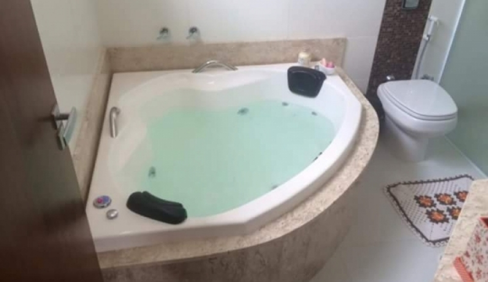 Brinco de Princesa LINHA DE CANTO Aproveitamento dos cantos, ótimo espaço interno e três posições.

Os cascos de nossas banheiras, spas e ofurôs são fabricados em fibra de vidro com resina e acabamento em gel naval, onde, possui resistência a raios UV, produtos químicos e manchas, facilita a limpeza e a manutenção.
