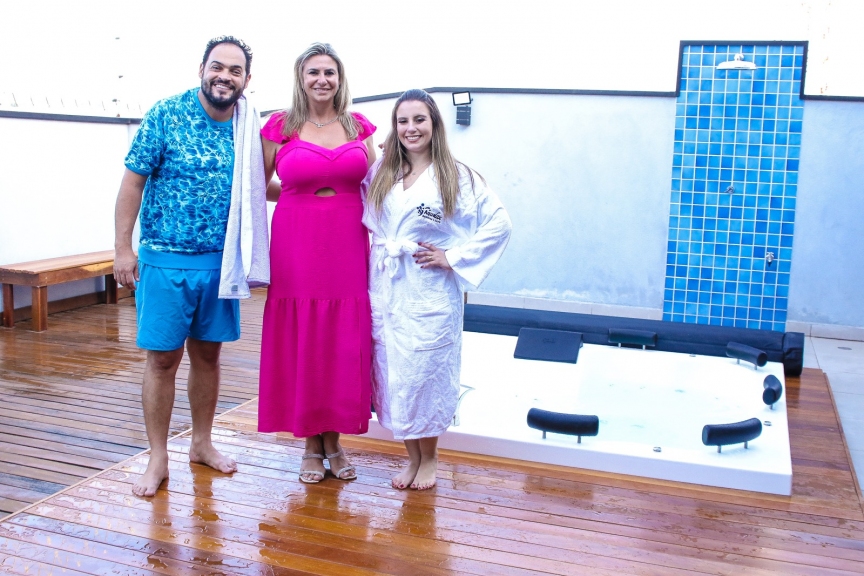 Em momento de relax, humorista Matheus Ceará posa em SPA ao lado da esposa Bianca Campos