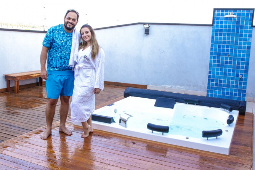 Em momento de relax, humorista Matheus Ceará posa em SPA ao lado da esposa Bianca Campos