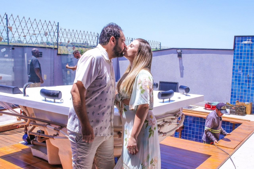 Em momento de relax, humorista Matheus Ceará posa em SPA ao lado da esposa Bianca Campos