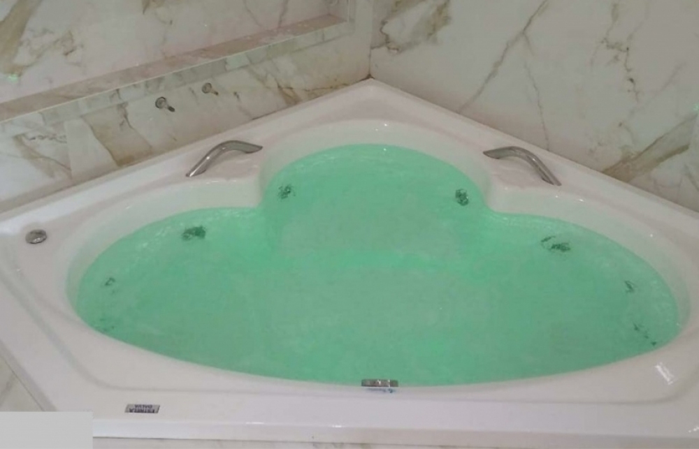 Estrela Dalva LINHA DE CANTO Banheira de canto ideal para duas pessoas. Perfeita para relaxar, mesmo em ambientes pequenos.

Os cascos de nossas banheiras, spas e ofurôs são fabricados em fibra de vidro com resina e acabamento em gel naval, onde, possui resistência a raios UV, produtos químicos e manchas, facilita a limpeza e a manutenção.