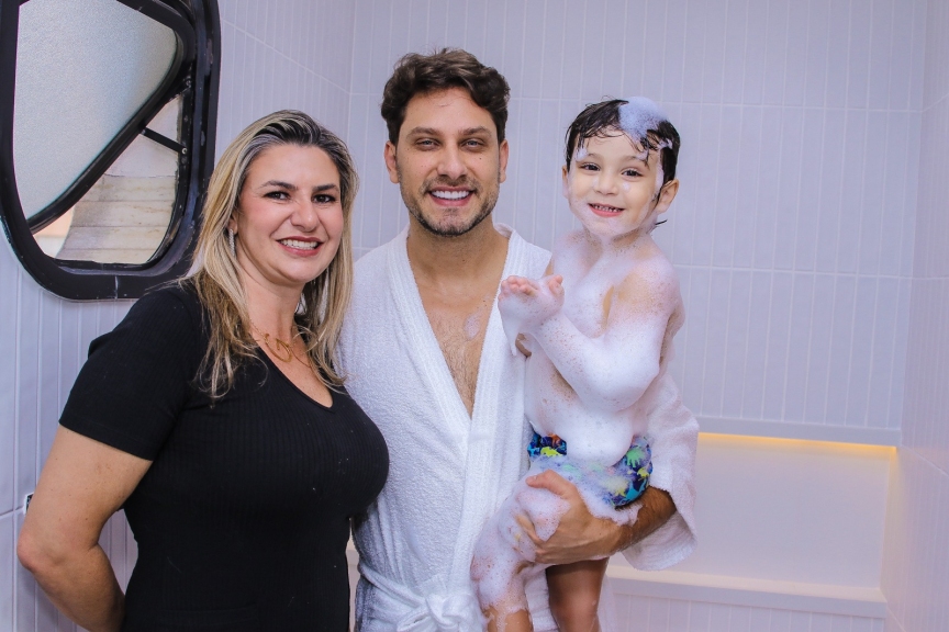Ex-BBB Kamilla Salgado e Eliéser se divertem em banho de banheira