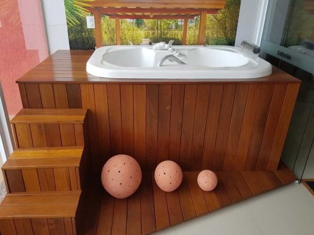 Lírio Dupla LINHA OFURÔ - ESPECIAL - DUPLA Acomoda duas pessoas sentadas, com destaque na profundidade.
O ofurô pode ser instalado tanto na área interna quanto na externa.

Os cascos de nossas banheiras, spas e ofurôs são fabricados em fibra de vidro com resina e acabamento em gel naval, onde, possui resistência a raios UV, produtos químicos e manchas, facilita a limpeza e a manutenção.