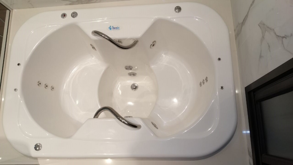 Lírio Dupla LINHA OFURÔ - ESPECIAL - DUPLA Acomoda duas pessoas sentadas, com destaque na profundidade.
O ofurô pode ser instalado tanto na área interna quanto na externa.

Os cascos de nossas banheiras, spas e ofurôs são fabricados em fibra de vidro com resina e acabamento em gel naval, onde, possui resistência a raios UV, produtos químicos e manchas, facilita a limpeza e a manutenção.