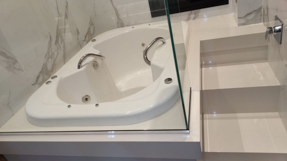 Lírio Dupla LINHA OFURÔ - ESPECIAL - DUPLA Acomoda duas pessoas sentadas, com destaque na profundidade.
O ofurô pode ser instalado tanto na área interna quanto na externa.

Os cascos de nossas banheiras, spas e ofurôs são fabricados em fibra de vidro com resina e acabamento em gel naval, onde, possui resistência a raios UV, produtos químicos e manchas, facilita a limpeza e a manutenção.