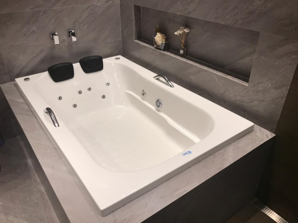 Tulipa LINHA DUPLA Bela e compacta, este modelo de banheira retangular acomoda confortavelmente 2 pessoas.

Os cascos de nossas banheiras, spas e ofurôs são fabricados em fibra de vidro com resina e acabamento em gel naval, onde, possui resistência a raios UV, produtos químicos e manchas, facilita a limpeza e a manutenção.
