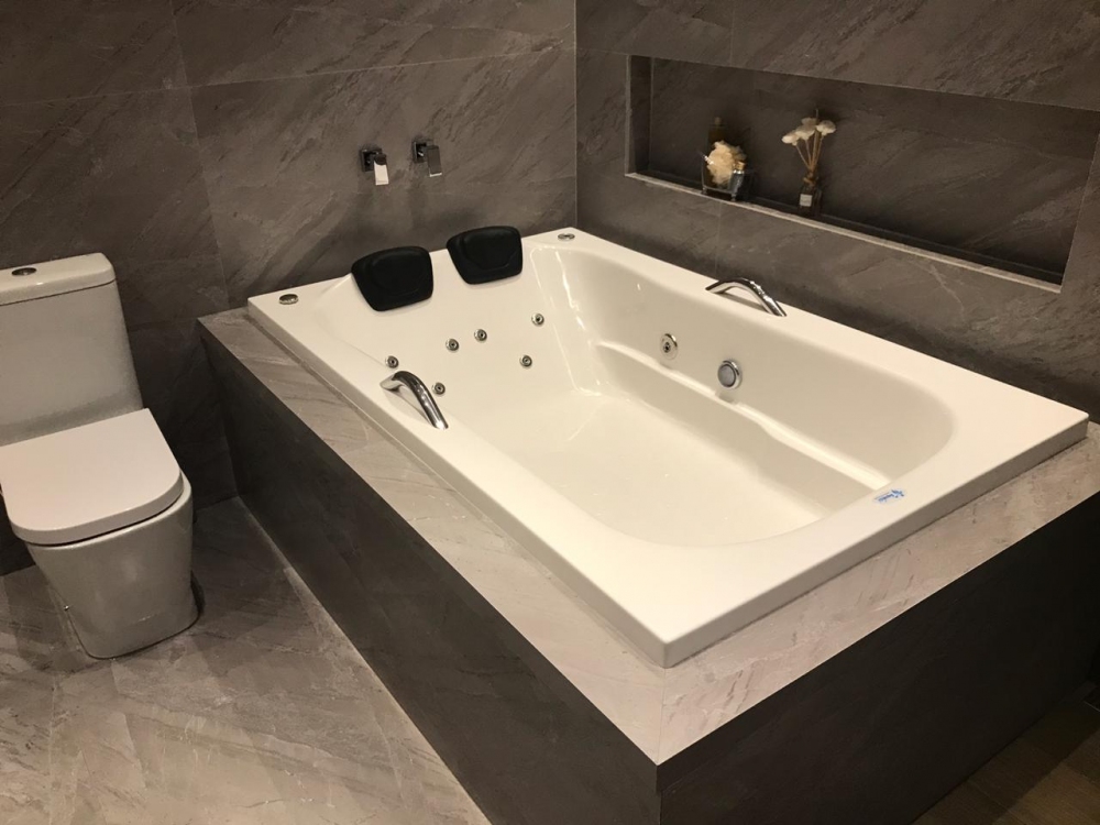 Tulipa LINHA DUPLA Bela e compacta, este modelo de banheira retangular acomoda confortavelmente 2 pessoas.

Os cascos de nossas banheiras, spas e ofurôs são fabricados em fibra de vidro com resina e acabamento em gel naval, onde, possui resistência a raios UV, produtos químicos e manchas, facilita a limpeza e a manutenção.