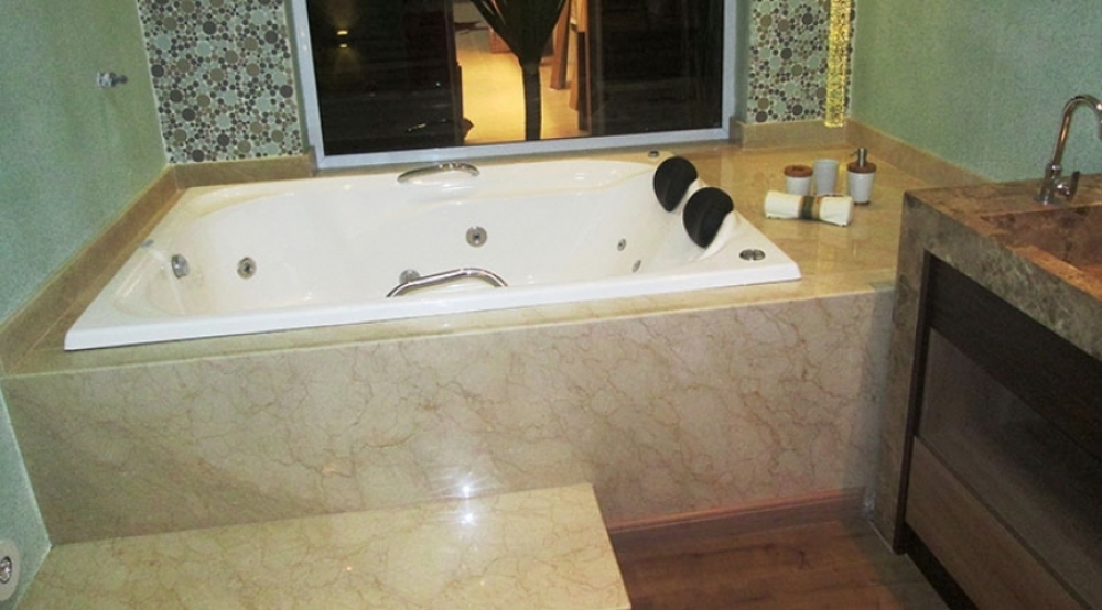 Violeta Dupla LINHA RETANGULAR Banheira dupla com design italiano de fino acabamento, propícia o relaxamento tão desejável.

Os cascos de nossas banheiras, spas e ofurôs são fabricados em fibra de vidro com resina e acabamento em gel naval, onde, possui resistência a raios UV, produtos químicos e manchas, facilita a limpeza e a manutenção.