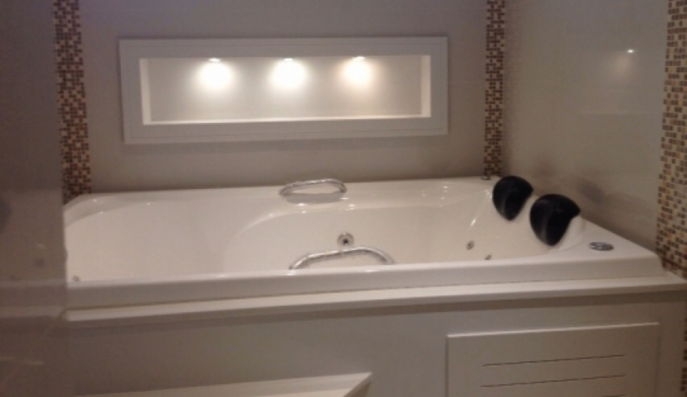 Violeta Dupla LINHA RETANGULAR Banheira dupla com design italiano de fino acabamento, propícia o relaxamento tão desejável.

Os cascos de nossas banheiras, spas e ofurôs são fabricados em fibra de vidro com resina e acabamento em gel naval, onde, possui resistência a raios UV, produtos químicos e manchas, facilita a limpeza e a manutenção.