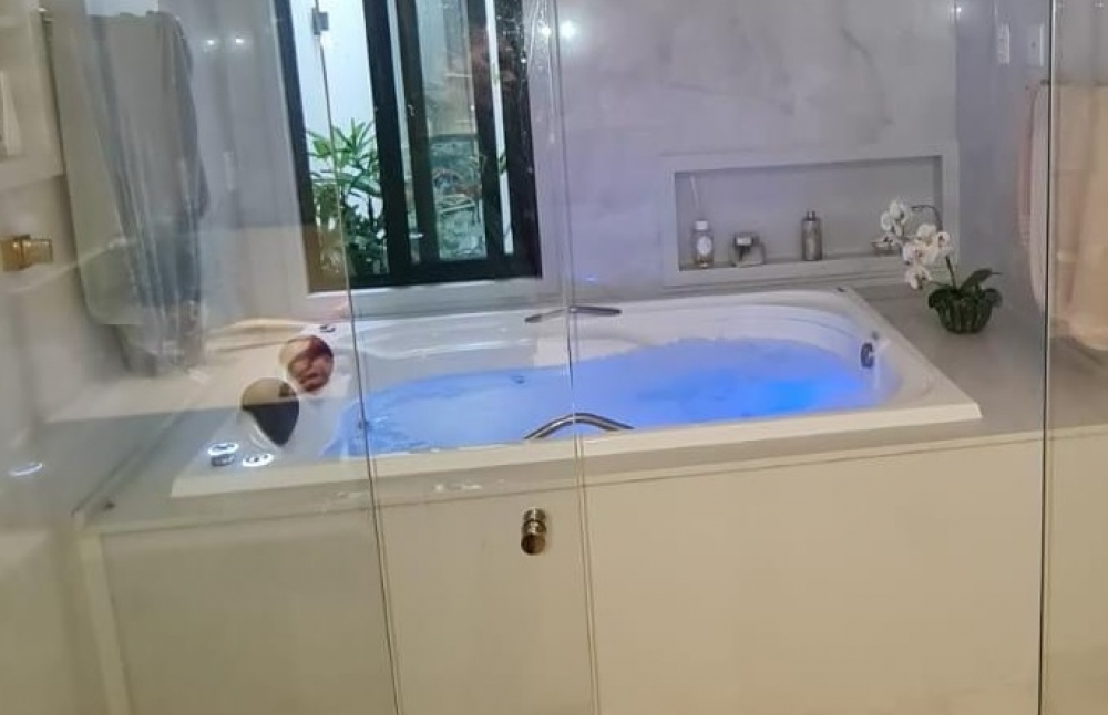 Violeta Dupla LINHA RETANGULAR Banheira dupla com design italiano de fino acabamento, propícia o relaxamento tão desejável.

Os cascos de nossas banheiras, spas e ofurôs são fabricados em fibra de vidro com resina e acabamento em gel naval, onde, possui resistência a raios UV, produtos químicos e manchas, facilita a limpeza e a manutenção.